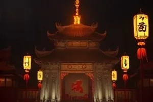 《风柜仓库》封面，老码头仓库的铁皮门与堆叠的麻袋