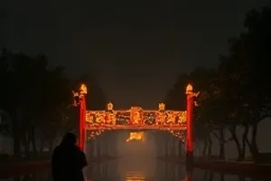 《雾港来信》封面，码头边堆叠的旧信箱与未拆封的信件