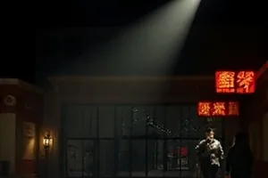 《潮汐证词》封面，退潮后露出的堤岸与岸边摆放的证物袋