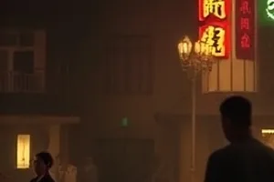 《锈色黎明》封面，钢厂夜班的橙色钢水映出工人剪影